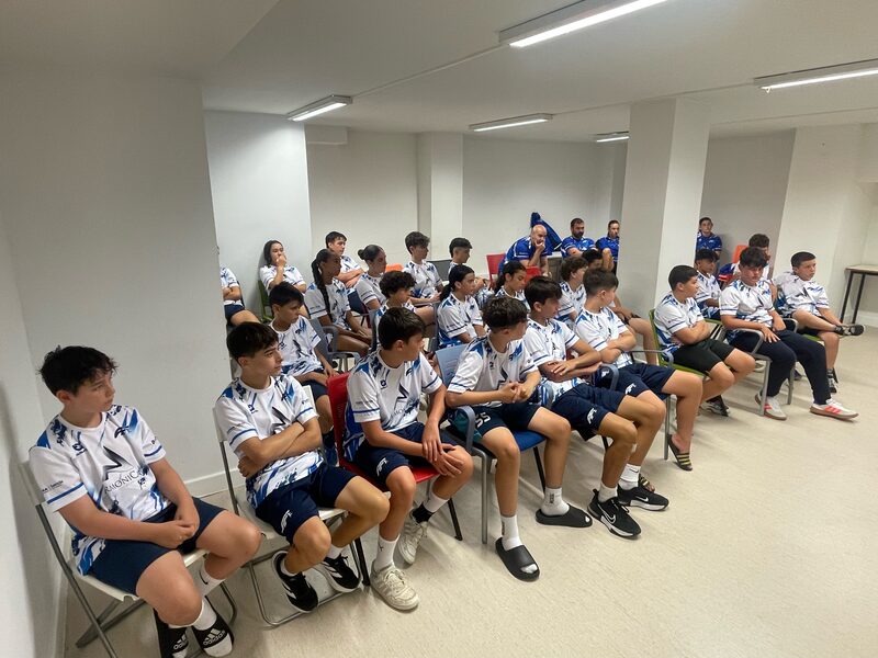 Grupo de jovenes en el aula durante una charla del campus