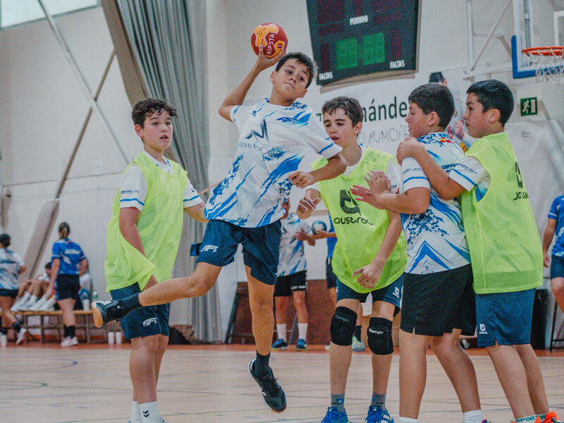 Joven saltando para lanzar a porteria en el pabellon