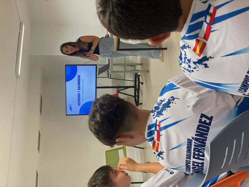 Charla de nutricion con los participantes del campus