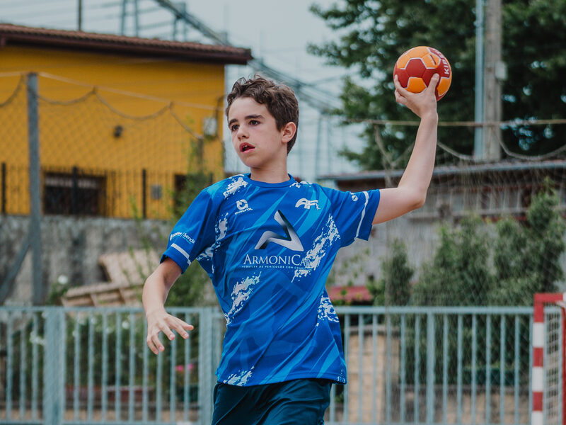 Joven lanzando el balon en la pista exterior