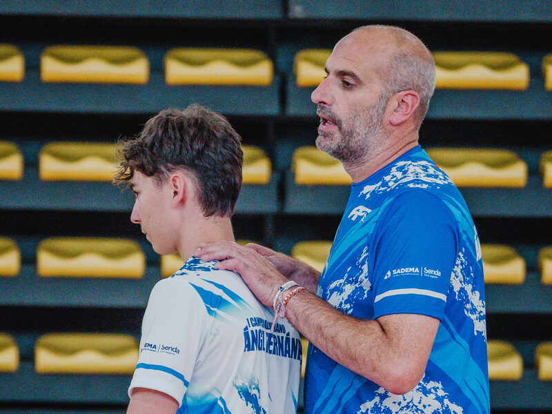 Entrenador guiando a un jugador durante el entrenamiento