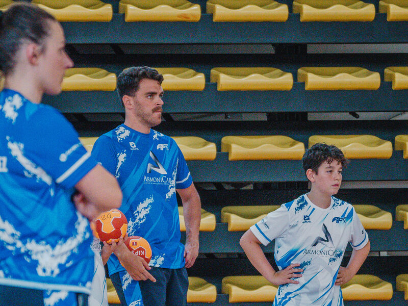 Angel Fernandez con un joven participante del campus