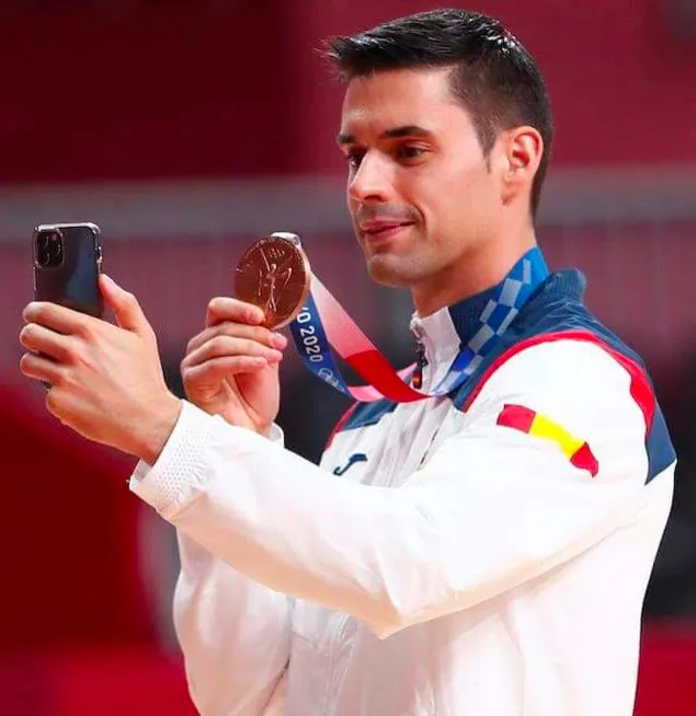 Ángel Fernández posando con su medalla en las Olimpiadas de Tokio 2020. Balonmano